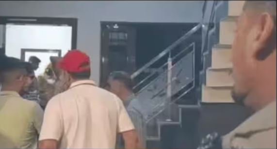 ਵਾਰਦਾਤ ਤੋਂ ਪੰਜ ਮਿੰਟ ਪਹਿਲਾਂ ਮੈਨੂੰ ਕਾਲ ਆਈ ਘਰ ਦੀ ਮਾਲਕਣ ਅਤੇ ਵਿਦੇਸ਼ 'ਚ ਰਹਿ ਰਹੇ NRI ਦੀ ਮਾਂ ਚਰਨਜੀਤ ਕੌਰ ਨੇ ਦੱਸਿਆ ਕਿ ਪਹਿਲਾਂ ਮੈਨੂੰ ਇੱਕ ਕਾਲ ਆਈ, ਪਰ ਮੈਂ ਨਹੀਂ ਚੁੱਕੀ। ਫਿਰ ਦੁਬਾਰਾ ਕਾਲ ਆਈ ਅਤੇ ਮੈਨੂੰ ਗਾਲਾਂ ਕੱਢੀਆਂ ਗਈਆਂ। ਚਰਨਜੀਤ ਕੌਰ ਨੇ ਕਿਹਾ ਕਿ ਮੈਂ ਉਸ ਵਿਅਕਤੀ ਨੂੰ ਕਿਹਾ, "ਬੇਟਾ, ਮੈਂ ਤਾਂ ਤੁਹਾਨੂੰ ਜਾਣਦੀ ਵੀ ਨਹੀਂ।"  ਕਾਲ 'ਤੇ ਬੋਲ ਰਿਹਾ ਵਿਅਕਤੀ ਪੁੱਛਦਾ ਹੈ ਕਿ "ਕਾਕਾ ਸੰਧੂ ਕਿੱਥੇ ਹੈ?" ਜਿਸ 'ਤੇ ਚਰਨਜੀਤ ਕੌਰ ਨੇ ਜਵਾਬ ਦਿੱਤਾ ਕਿ "ਇੱਥੇ ਤਾਂ ਸਿਰਫ ਅਸੀਂ ਦੋ ਬੁਜ਼ੁਰਗ ਰਹਿੰਦੇ ਹਾਂ, ਹੋਰ ਕੋਈ ਨਹੀਂ।" ਇਸ ਤੋਂ ਬਾਅਦ ਉਸ ਵਿਅਕਤੀ ਨੇ ਧਮਕੀ ਦਿੱਤੀ, "ਪੰਜ ਮਿੰਟ ਬਾਅਦ ਵੇਖਣਾ ਤੁਹਾਡਾ ਕੀ ਬਣਦਾ ਹੈ!"