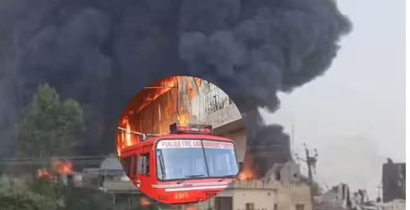 ਜਲੰਧਰ ਰੋਡ 'ਤੇ ਗੱਦਾ ਫੈਕਟਰੀ 'ਚ ਭਿਆਨਕ ਅੱਗ, 20 ਕਿਲੋਮੀਟਰ ਦੂਰੋਂ ਦਿਖ ਰਹੇ ਕਾਲੇ ਧੂੰਏਂ ਦਾ ਗੁਬਾਰ, ਸਾਇਰਨ ਵਜਾਉਂਦੀਆਂ ਆਈਆਂ ਫਾਇਰ ਬ੍ਰਿਗੇਡ ਦੀਆਂ ਗੱਡੀਆਂ