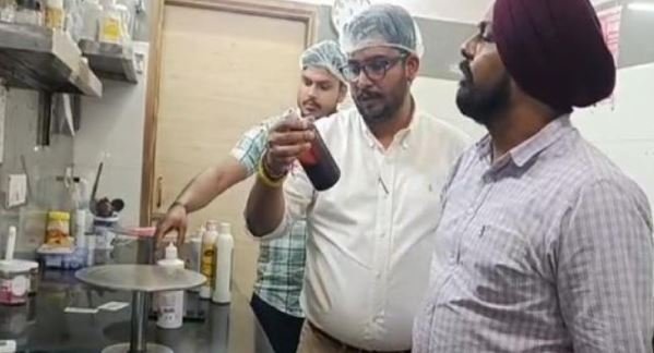 ਅੰਮ੍ਰਿਤਸਰ 'ਚ ਤਿਉਹਾਰਾਂ ਦੇ ਸੀਜ਼ਨ ਨੂੰ ਲੈ ਕੇ ਸਿਹਤ ਵਿਭਾਗ ਵੱਲੋਂ ਸਖ਼ਤੀ ,ਨਾਮੀ ਬੇਕਰੀ ’ਤੇ ਕੀਤੀ ਛਾਪੇਮਾਰੀ