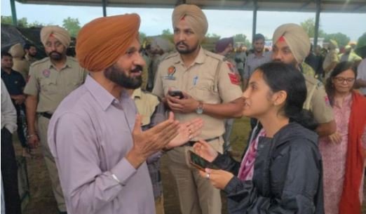 Punjabi ਗਾਇਕ ਪੰਮੀ ਬਾਈ ਦਵਾਈਆਂ ਅਤੇ ਡਾਕਟਰ ਲੈ ਕੇ ਹੜ ਪ੍ਰਭਾਵਿਤ ਲੋਕਾਂ ਦੀ ਮਦਦ ਲਈ ਪਹੁੰਚੇ